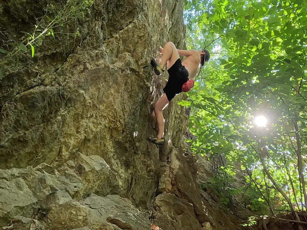 Bouldering free solo